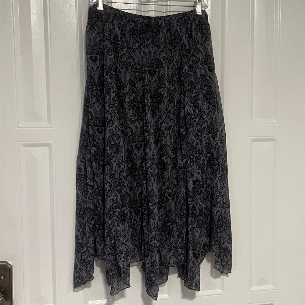 (Studio 1940) Woman’s Elastic waist skirt with lots of pleats. Size 14/16W